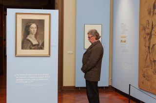 Ein Besucher schaut sich die Ausstellung zu Herzog Georg II. an.