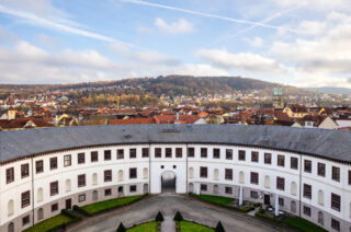 Panoramablick aus dem Turmcafé des Schlosses Elisabethenburg über den Innenhof und die Dächer von Meiningen.