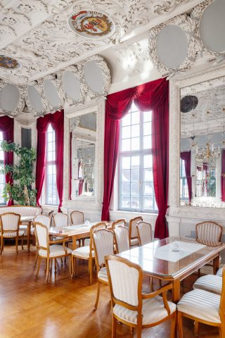 Sitzplätze und Innenraum des Turmcafés im Hessensaal des Schlosses Elisabethenburg.