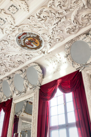Stuckdecke und Fenster im Turmcafé des Schlosses Elisabethenburg.