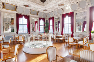 Innenraum des Turmcafés im Hessensaal des Schlosses Elisabethenburg in Meiningen.