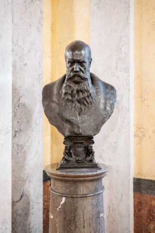 Büste von Herzog Georg II. im Marmorsaal des Schlosses Elisabethenburg, aufgestellt vor der historischen Architektur des Festsaals.