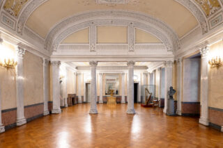Marmorsaal im Schloss Elisabethenburg mit seinen barocken Stuckdecken und Marmorsäulen.