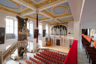 Innenraum der Schlosskirche im Schloss Elisabethenburg mit barocken Stuckelementen und Altarbereich.