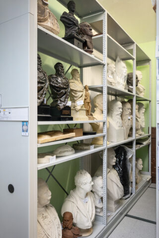 Depot der Meininger Museen mit mehreren historischen Skulpturen in einem Lagerraum.