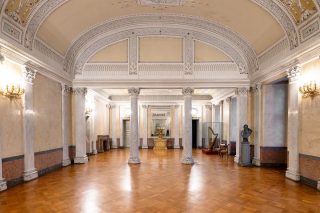 Marmorsaal im Schloss Elisabethenburg mit seinen barocken Stuckdecken und Marmorsäulen.