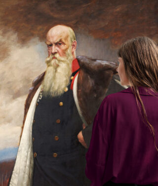 Junge Frau steht vor einem Porträt von Herzog Georg II. und betrachtet das Gemälde.