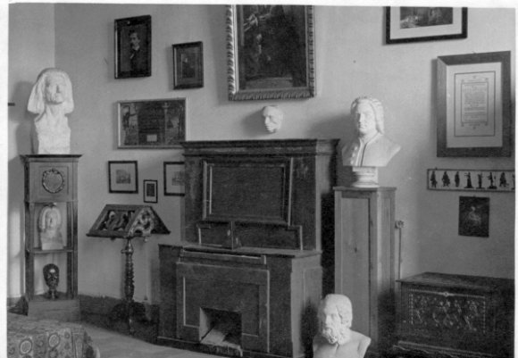 Orgel vor dem Umbau,
offenbar in einer Ausstellung,
Archiv Meininger Museen,
Repro Manfred Koch